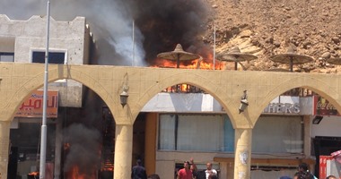 حريق هائل يلتهم محل جلود وشقة بالسوق التجارى فى شرم الشيخ