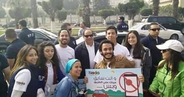 السيسى يلتقط صورا مع شباب يسير بالدراجات أثناء تفقده طريق مصر إسكندرية