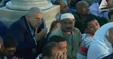 بالفيديو.. محلب يؤدى صلاة الجمعة بمسجد الإمام الشافعى فى الصفوف الأخيرة