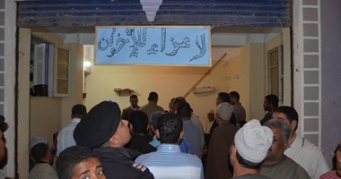 بالصور .. لافتات "لا عزاء للإخوان" فى عزاء شهداء حادث كفر الشيخ