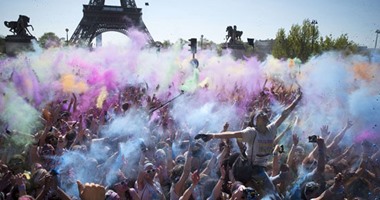 الآلاف يشاركون فى ماراثون الألوان بالعاصمة الفرنسية باريس