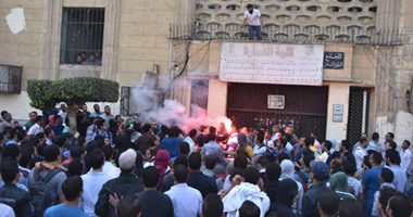 بالفيديو.. مسيرة لطلاب الإخوان تصل قبة جامعة القاهرة.. والأمن يغلق الأبواب بالحواجز