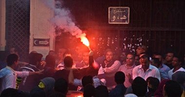 بالفيديو.. اشتباكات بالشماريخ والحجارة بين طلاب الإخوان وأمن جامعة القاهرة