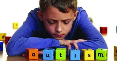 معالجة نفسية توضح 4 علامات للطفل مريض التوحد
