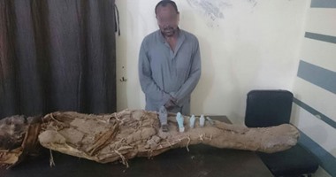 بالصور.. ضبط مزارع بحوزته مومياء أثرية و4 تماثيل بالوادى الجديد