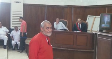 بعد الحكم بسجن مرسى.. بديع ورفاقه يرفعون علامة رابعة من داخل القفص