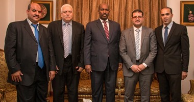 وفد الأطباء العرب يلتقى سفير جيبوتى لتدشين مستشفى ميدانى للاجئين اليمنيين