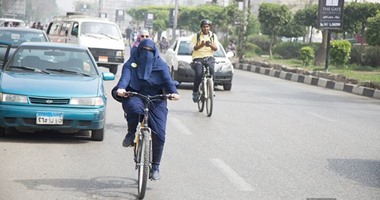 رواد مواقع التواصل يتداولون صورة لـ"منتقبة" تقود دراجة