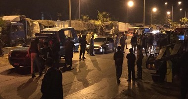 الأهالى يفتحون رافد الطريق الدولى بكفر الشيخ بعد قطعه لدهس سيارة صياداً
