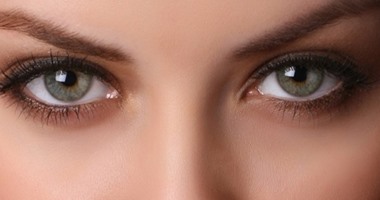لو عندك انتفاخات أو هالات.. 5 خطوات لوضع مكياج عيون مناسب لشكل عينيكى