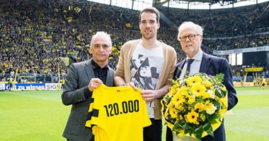 دورتموند يحتفل بإنضمام العضو رقم 120 ألف للنادى