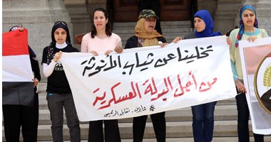 وقفة لطالبات بجامعة القاهرة للمطالبة بكليات عسكرية للفتيات