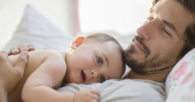 8 أخطاء شائعة يرتكبها كل أب وأم مع الطفل الأول