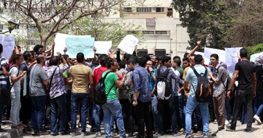 وقفة لطلاب "حاسبات القاهرة" اعتراضا على زيادة مصاريف الكورس الصيفى