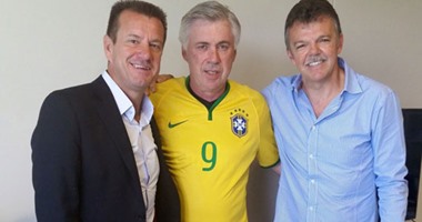 بالصور.. أنشيلوتى يرتدى قميص المنتخب البرازيلى برفقة دونجا