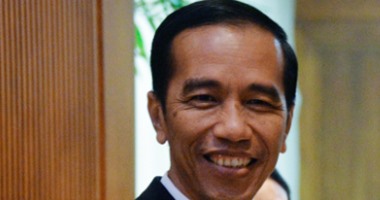 رئيس اندونيسيا يزور جزر بلاده فى بحر الصين على بارجة حربية