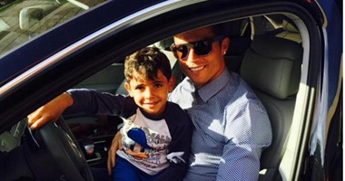 كريستيانو رونالدو ينشر صورة على "تويتر" تجمعه وطفله داخل سيارته