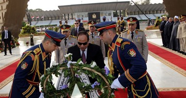 بالفيديو.. السيسى يضع الزهور على قبر السادات والنصب التذكارى