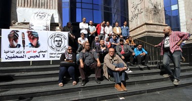 وقفة على سلالم نقابة الصحفيين تضامنا مع صحفىِّ "المصرى اليوم"
