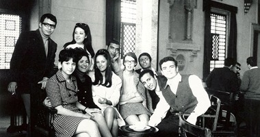 الجامعة الأمريكية بالقاهرة تستعرض صور طلابها بالستينات والسبعينات (تحديث)