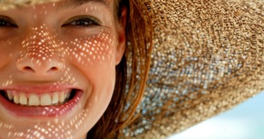 4 نصائح غذائية لحماية بشرتك من آشعة الشمس أبرزها تناول الصلصة والبطاطا