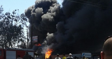 القوات المسلحة تدفع بسيارات إطفاء للسيطرة على حريق مصنع الخل بالغربية