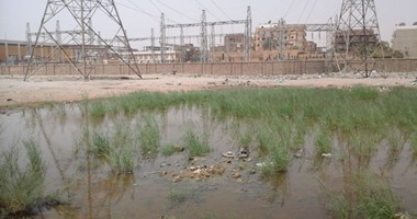 بالصور.. مياه الصرف تزحف لمحطة كهرباء السيل بأسوان وتهدد حياة المواطنين