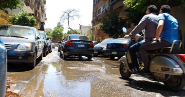 بالفيديو والصور..انفجار ماسورة مياه يغرق شارع الثورة بالمهندسين ويعوق المرور