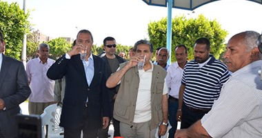 صورة وزير البيئة يشرب من مياه "الحنفية" بقنا ويؤكد: سليمة 100%