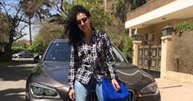 بالصور.. غادة عبد الرازق تظهر برشاقة ساحرة بجانب سيارتها