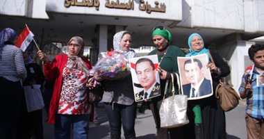 مؤيدو مبارك يهتفون أمام "المعادى العسكرى": "واحد اثنين أيام مبارك فين"