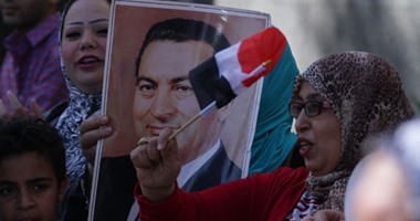 مؤيدو مبارك يتجهون لمستشفى المعادى لمشاركته الاحتفال بعيد تحرير سيناء