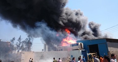 الدفع بـ10سيارات إطفاء للسيطرة على حريق بمصنع أخشاب بالعاشر من رمضان 