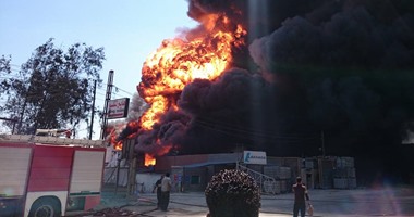 10 سيارات إطفاء تسيطر على حريق بمصنع إسفنج بالعبور بالقليوبية