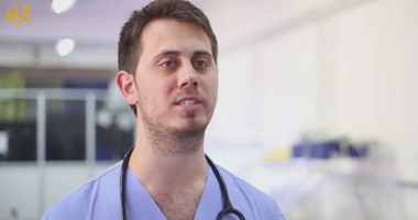 فورين بوليسى: داعش يبث فيديو لأطباء شباب يدعون زملاءهم للانضمام لهم