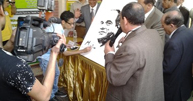 بالصور.. محافظ كفر الشيخ يرفع صورة للرئيس رسمها طالب أثناء جولة له بمدرسة