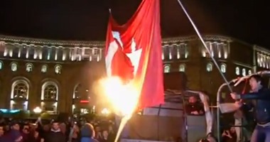 بالفيديو.. أرمن يحرقون العلم التركى بمسيرة لإحياء ذكرى الإبادة الجماعية