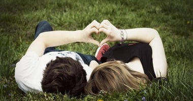 10 نصائح تجعل فتاتك "خاتم فى إصبعك" أهمها بالغ فى كلمات الحب أمام صديقاتها