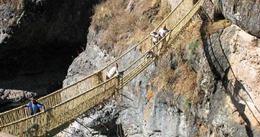 قرويون يعرضون حياتهم كل عام للخطر من أجل تجديد جسر قديم على ارتفاع 30 مترا