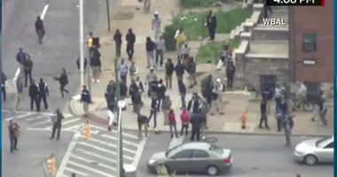 بالفيديو..اشتباكات عنيفة بين الشرطة الأمريكية ومحتجين على مقتل شاب أسود