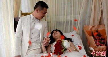 شاب يفاجئ خطيبته مريضة السرطان بـ"سيشن" زفاف فى المستشفى
