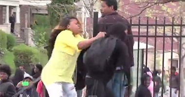 بالفيديو.. على طريقة الأم المصرية..أمريكية تضرب ابنها لانضمامه لمتظاهرى بالتيمور