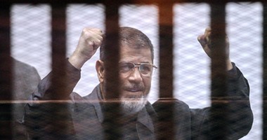 بالفيديو والصور.. "مرسى" لأول مرة بالبدلة الزرقاء بـ"التخابر مع قطر"