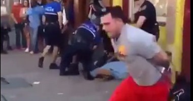 بالفيديو.. متظاهر أمريكى يهرب بالكلابشات من شرطة بالتيمور