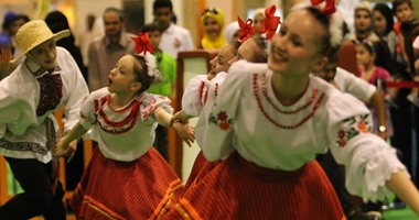 فتيات وأطفال بيلا روسيا يخطفون الأنظار فى مهرجان الشارقة القرائى