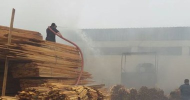 ماس كهربائى يتسبب فى حريق مصنع أخشاب بدمياط الجديدة