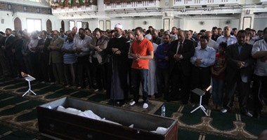 وزيرا العدل والتنمية المحلية يؤديان صلاة الجنازة على رئيس هيئة النيابة الإدارية