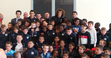 لويز يشارك فى حملة سان جيرمان لتعليم الأطفال كرة القدم