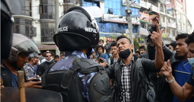 طلاب ينظمون سلسلة بشرية احتجاجا على أزمة الوقود فى نيبال