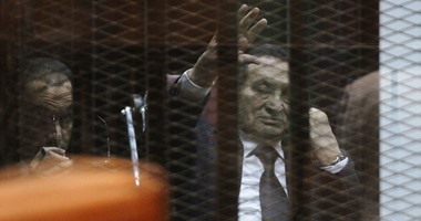 مؤيدو مبارك يحتفلون بعيد ميلاده الـ87 أمام مستشفى المعادى اليوم